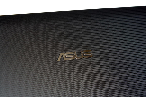 Logo Asus e particolare della finitura a rilievo