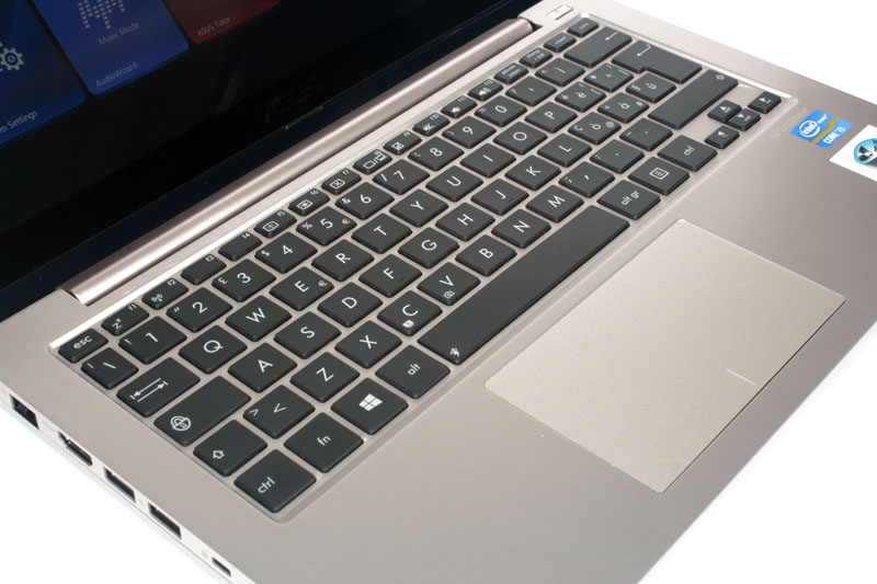 La tastiera ad isola dell'Asus Vivobook S200E è ampia e comoda