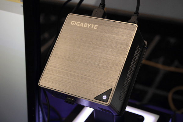 Nuovo telaio in plasica grigia per i mini-PC Gigabyte BRIX