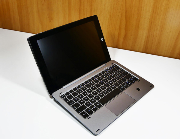 Microtech e-tab Pro nella configurazione notebook, agganciato alla tastiera dock