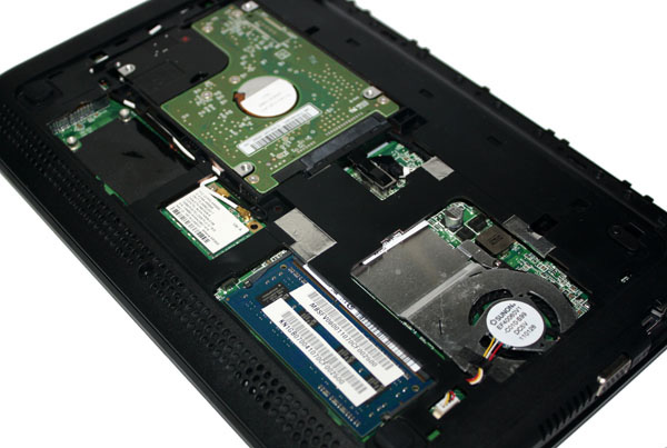 Acer Aspire One D257: apertura del pannello del fondo, motherboard e componenti