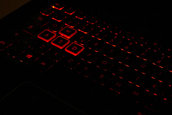 La tastiera è retroilluminata di rosso con Predator Sense