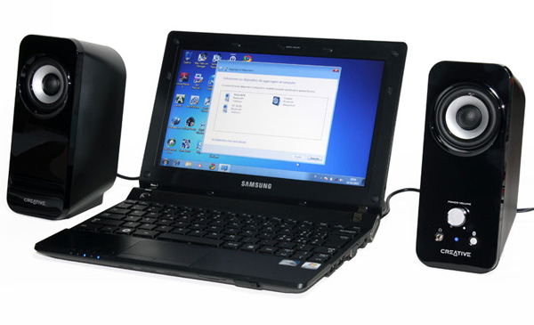 Netbook Samsung N230 con gli altroparlanti Bluetooth Creative