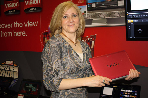 Leslie Sobon mostra un netbook Sony con APU AMD Fusion