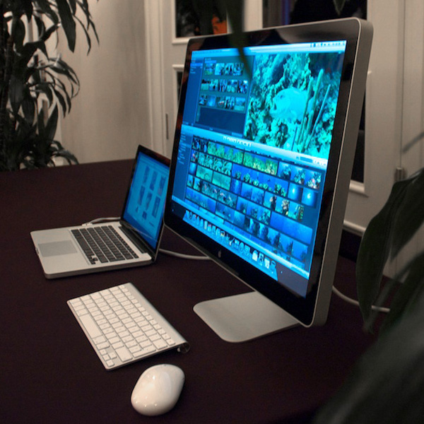 Apple workstation laptop con LED Cinema Display