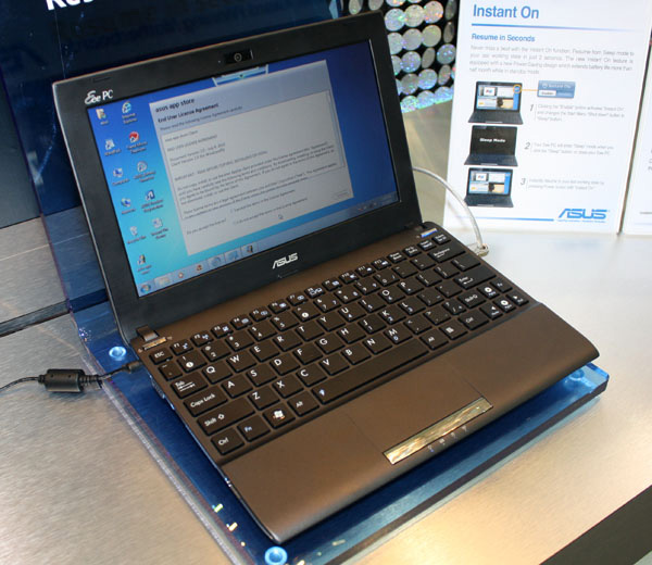 Asus Eee PC 1025C al Computex 2011: si noti lo switch WiFi sull'angolo sinistro, sostituito dalla scritta " Asus Eee PC Flare series" nella versione definitiva