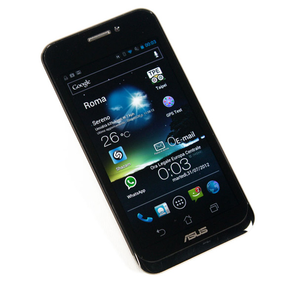 Asus Padfone in sé è uno smartphone da 4,3 pollici con display Super AMOLED