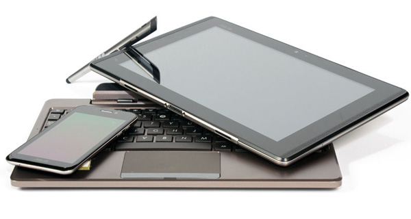 Tutto il kit Asus Padfone al completo: smartphone, tablet, tastiera e penna