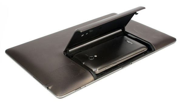 Si fa slittare lo smartphone dentro un apposito vano nell'Asus Padfone Station pad