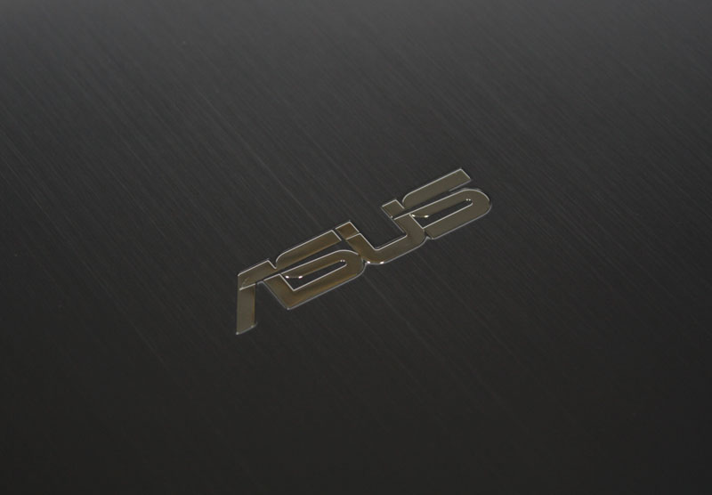 Il logo ASUS cromato al centro della cover