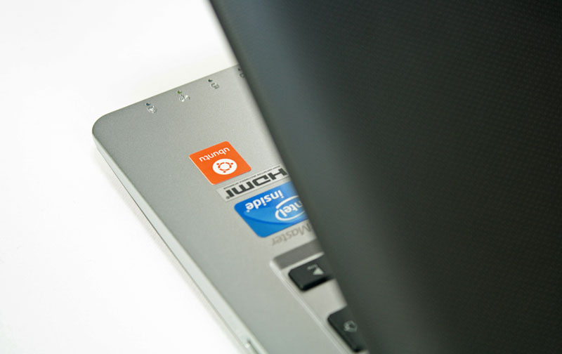Il logo Ubuntu Linux sul palmrest dell'Asus X201E