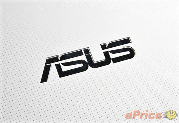 Particolare del logo ASUS sul modello bianco