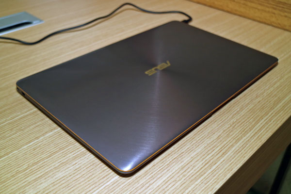 ASUS ZenBook 3 Deluxe (UX490)