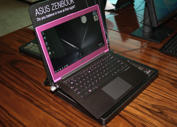 Profilo sinistro dell'ultrabook Asus Zenbook Hot Pink
