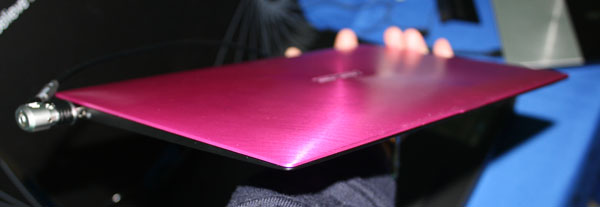 Spessore dell'Asus Zenbook rosa e nero