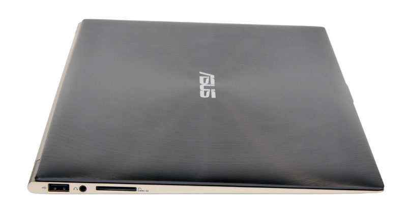 USB 2.0, lettore di schede di memoria e jack audio combo sul lato sinistro dello Zenbook UX31