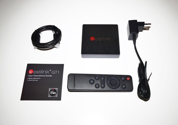 Il contenuto della confezione: OTT box, telecomando, alimentatore, cavo HDMI e documentazione