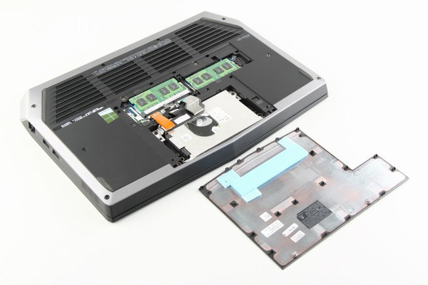 Dell Alienware 13: lo sportellino sul fondo consente l'accesso rapido alla memoria e al drive