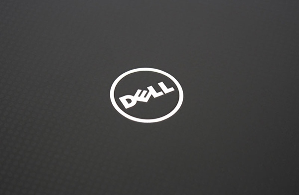 Il logo Dell cromato al centro della cover in fibra di carbonio