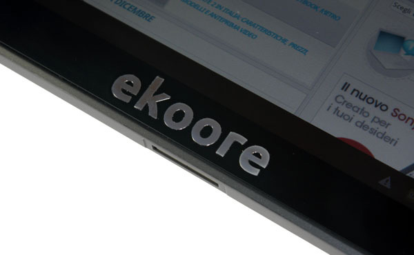 Logo Ekoore cromato sulla cornice dello schermo