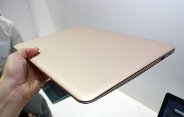 Il telaio di Haier Ultrabook è in metallo con finitura dorata