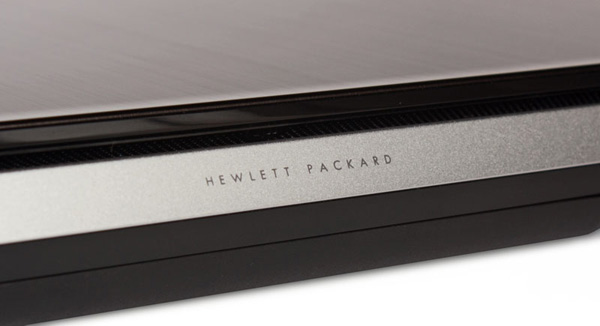 Estrema cura per i dettagli: logo Hewlett Packard sul bordo posteriore