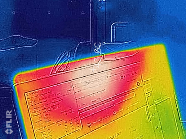 La fotocamera Flir ci mostra che il calore si concentra nella parte alta del telaio, lontano dalle mani dell'utente