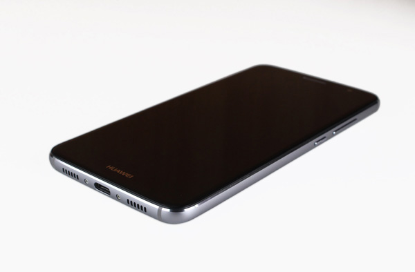 Huawei Nova Plus: frontale nero ricoperto in vetro Corning Gorilla Glass 3 2.5D