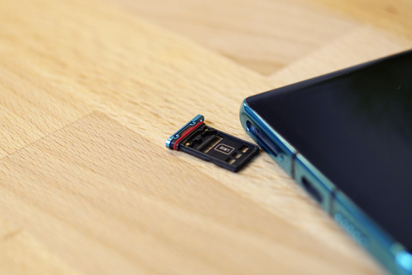 Nella versione dual-SIM il carrellino può ospitare anche una memory card