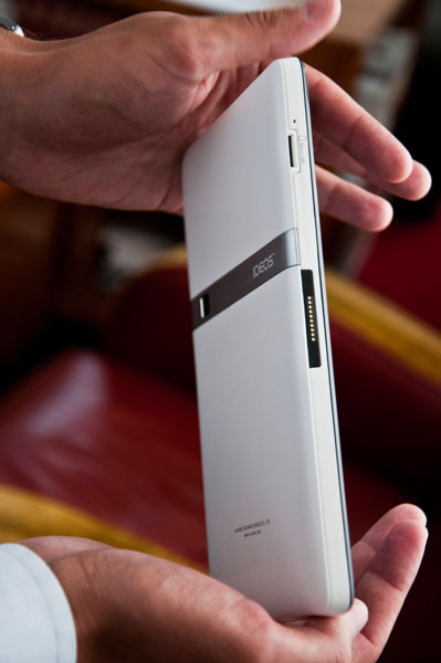 Huawei Ideos S7 Slim sinistra