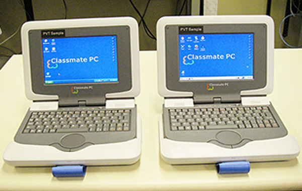 Intel Classmate con Windows XP (sinistra) e con Metasys Linux (destra)