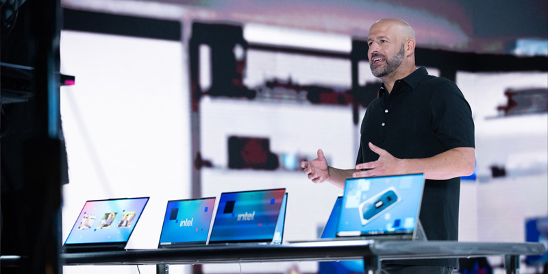 Gregory Bryant presenta alcuni dei nuovi portatili Intel Tiger Lake