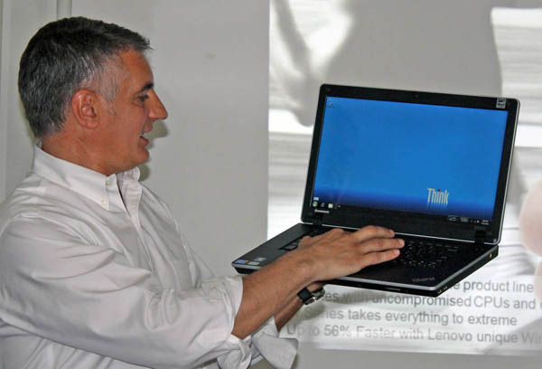Flavio Pozzi mostra un Lenovo ThinkPad Edge 15