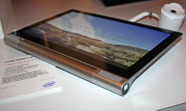 Lenovo Yoga Tablet 2 Pro 13 con proiettore acceso