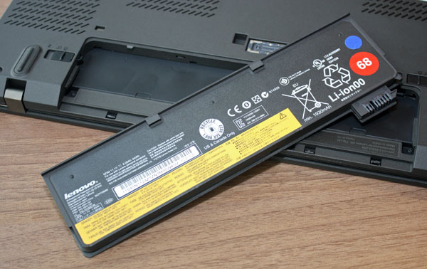 La batteria del Lenovo Thinkpad T440 può essere rimossa a caldo grazie alla tecnologia Power Bridge