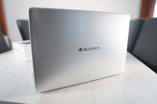 Il logo Microtech spicca sulla cover in alluminio con finitura spazzolata
