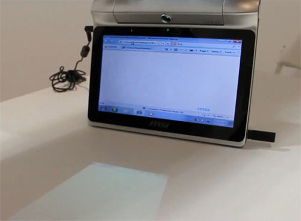 Proiettore del tablet MSI all'opera