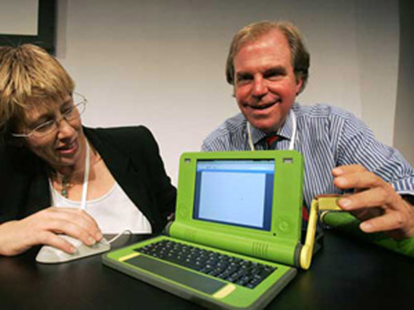 Nicholas Negroponte illustra il funzionamento dell'OLPC