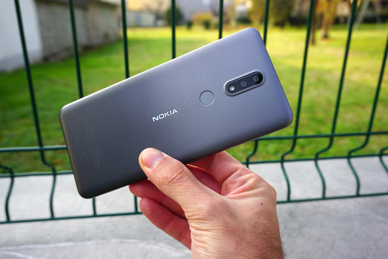 Nokia 2.4 ha cover in plastica a rilievo e frame in metallo