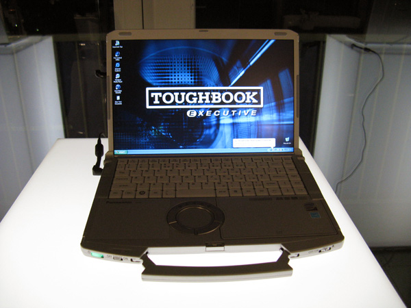 Veduta frontale delnotebook da 14 pollici ToughBook CF-F8
