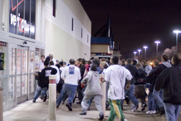 Folla accalcata fuoriad un negozio in U.S.A.