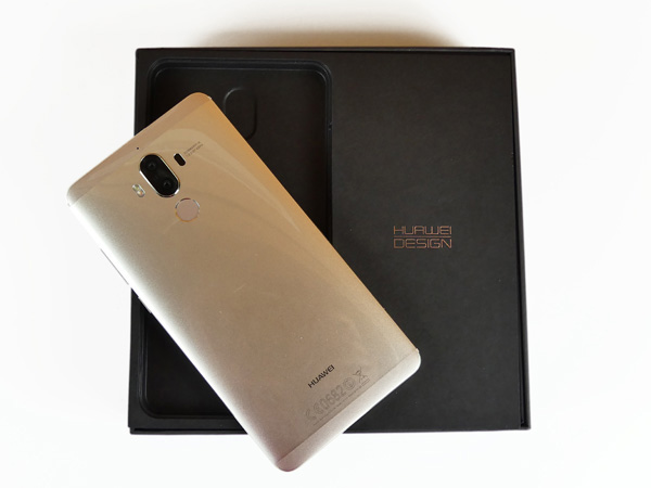 Confezione nera tipica di Huawei ma ricco corredo di accessori in bundle