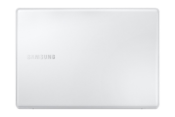 Anche il Samsung ATIV Book M ha la cover effetto pelle tipica di Samsung