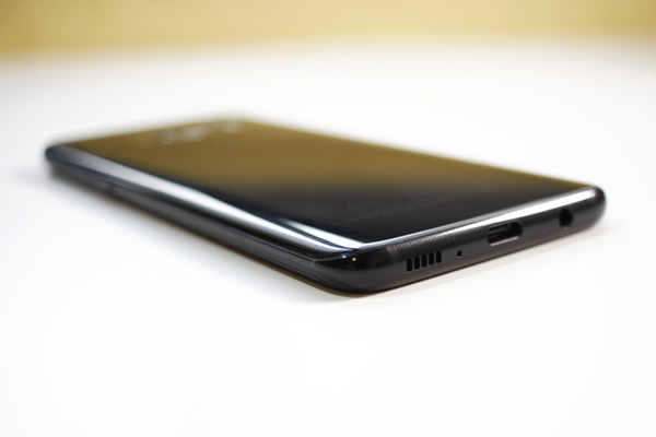 Samsung Galaxy S8 ha un design arrotondato con frame in metallo e superfici in vetro ricurvo