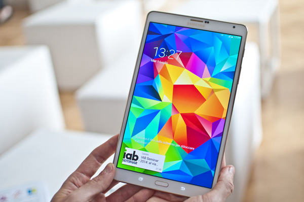 Un tablet Samsung: proprio questa categoria sarebbe al top delle preferenze degli italiani