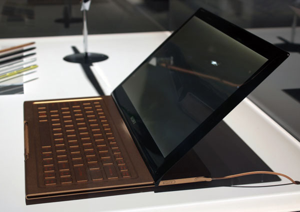 Profilo destro dell'ultrabook tablet-convertibile di Sony