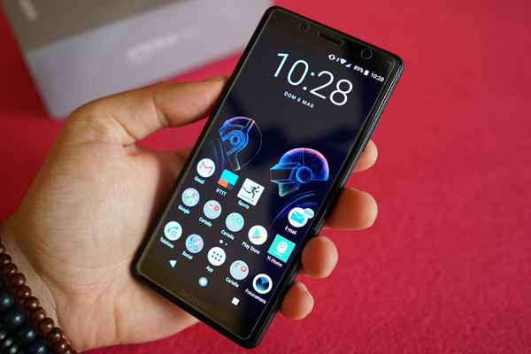 Sony Xperia XZ2 Compact si impugna comodamente