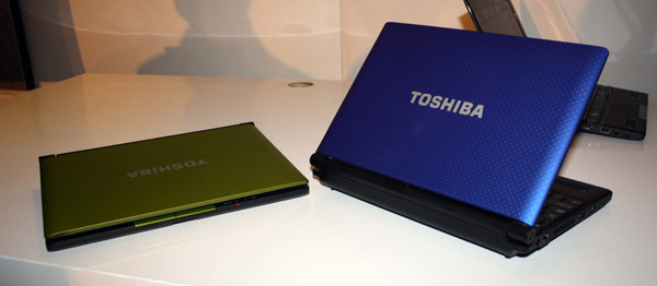 Toshiba NB550D blu e verde
