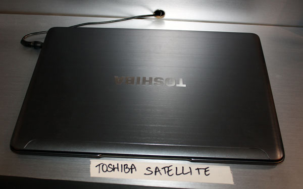 Toshiba Satellite 14 ultrabook chiuso