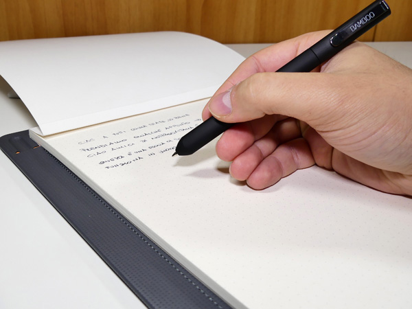 La penna combina cartuccia ad inchiostro con la tecnologia brevettata Wacom EMR